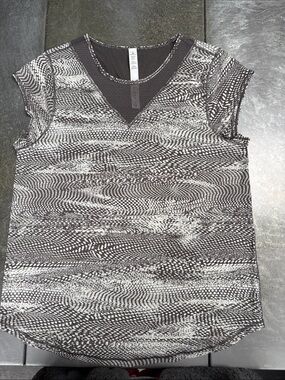 Women's Black & White Patterned V-Neck Top